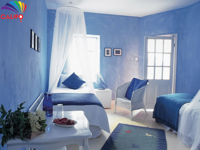 Phòng ngủ màu xanh dương và tím